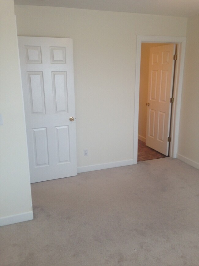 Building Photo - 2345 Meadowpoint Dr