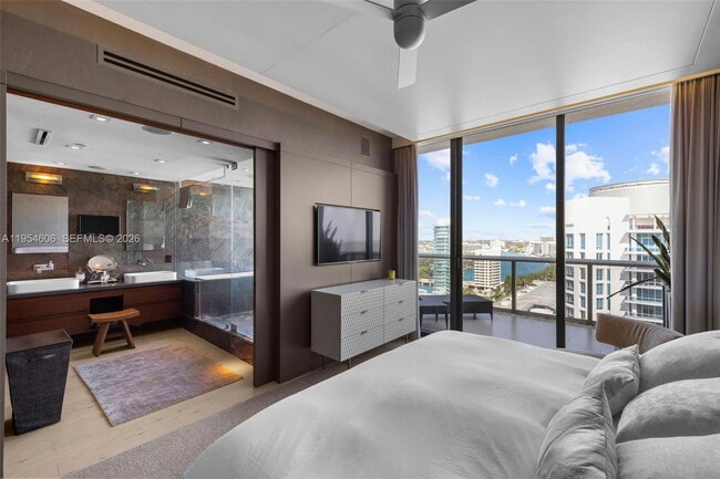 Building Photo - 5875 Collins Ave