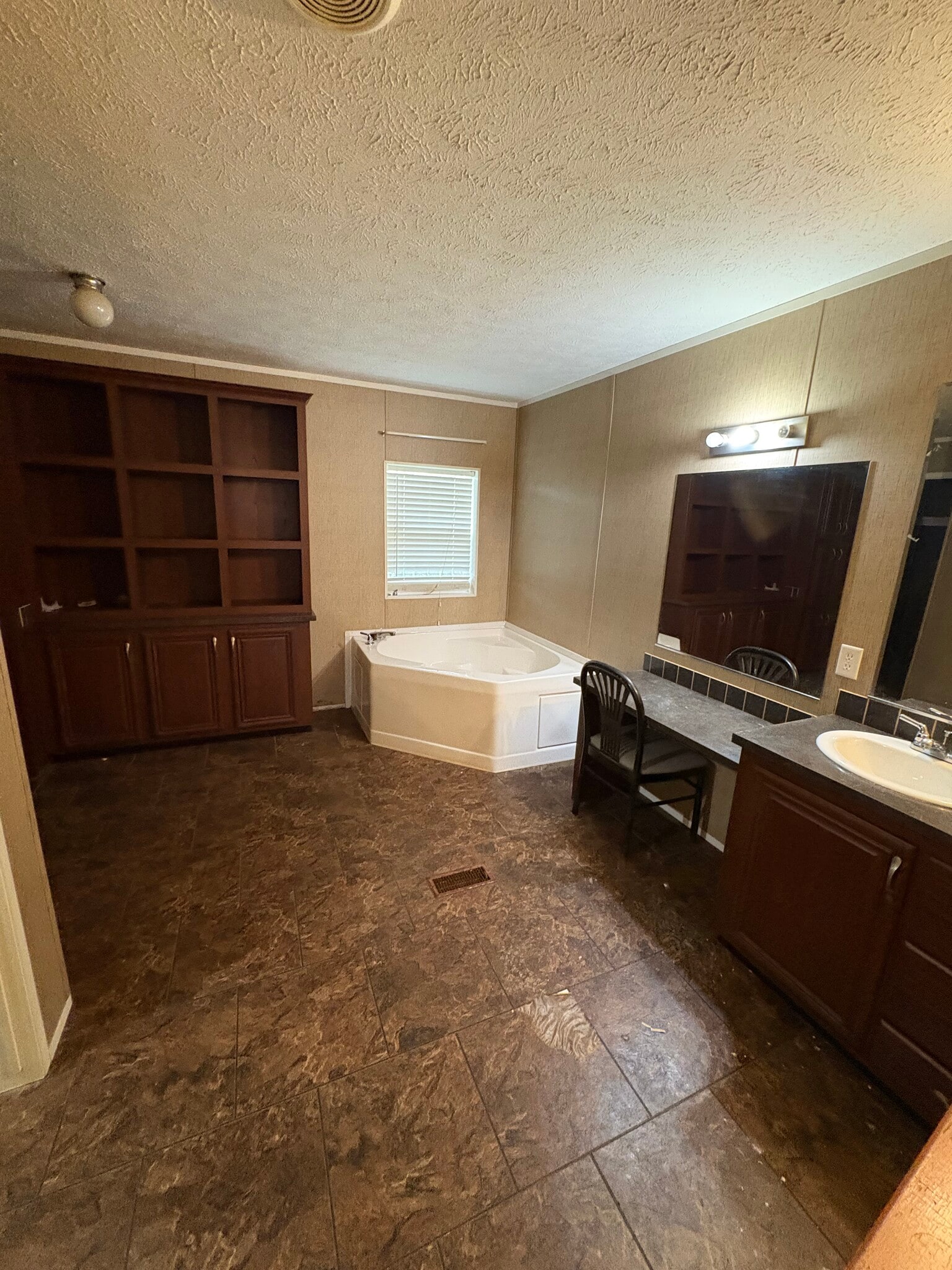 Master California bathroom - 643 Dogwood Trl