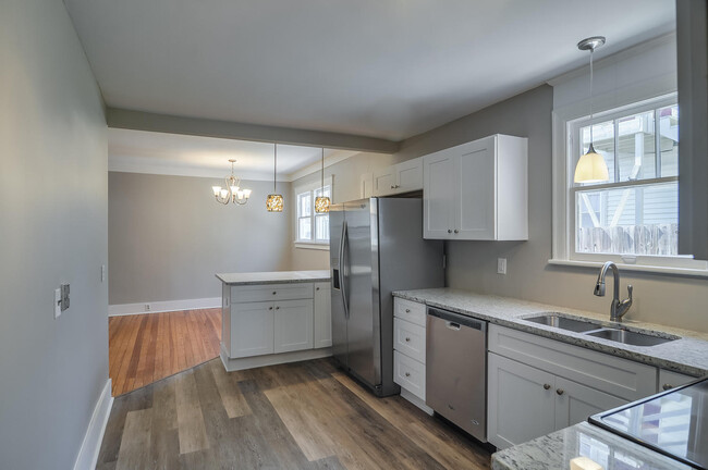 Building Photo - East Nashville Cottage!