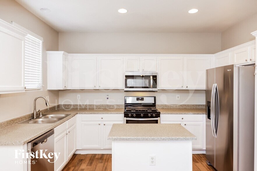 Building Photo - 10772 Manchester Park Dr