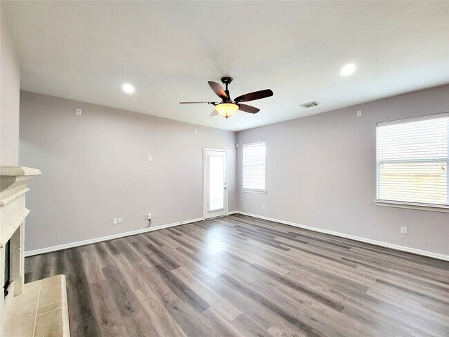 Building Photo - 17207 Mossbriar Ln