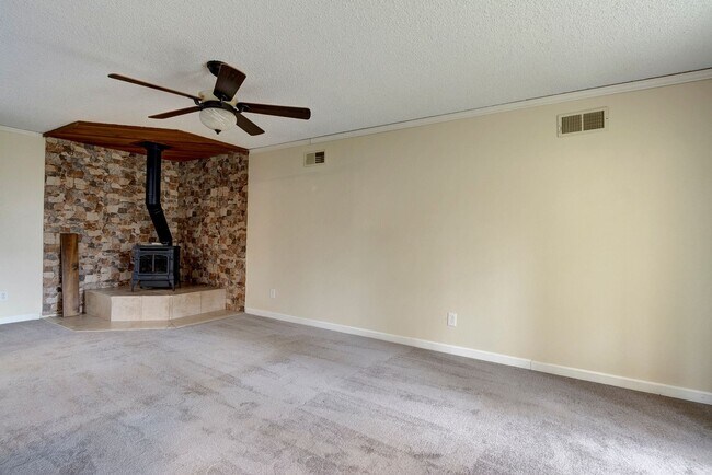 Building Photo - Spacious 3 Bedroom 2 Bath in desirable neighborhood