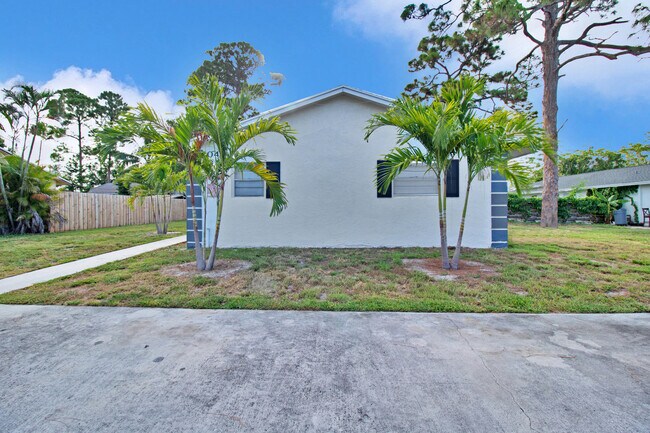 Building Photo - 3040 Martin Ave