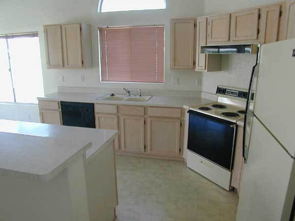 Building Photo - Amazing 4 bed/2 bath home located in conve...