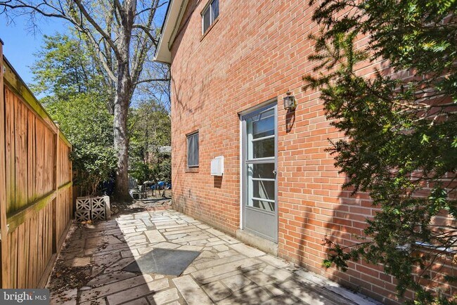 Building Photo - 9717 Hedin Dr