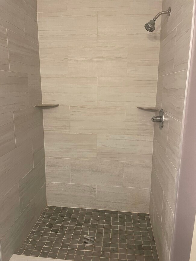 Floor to ceiling shower - 8400 Tallwood Dr
