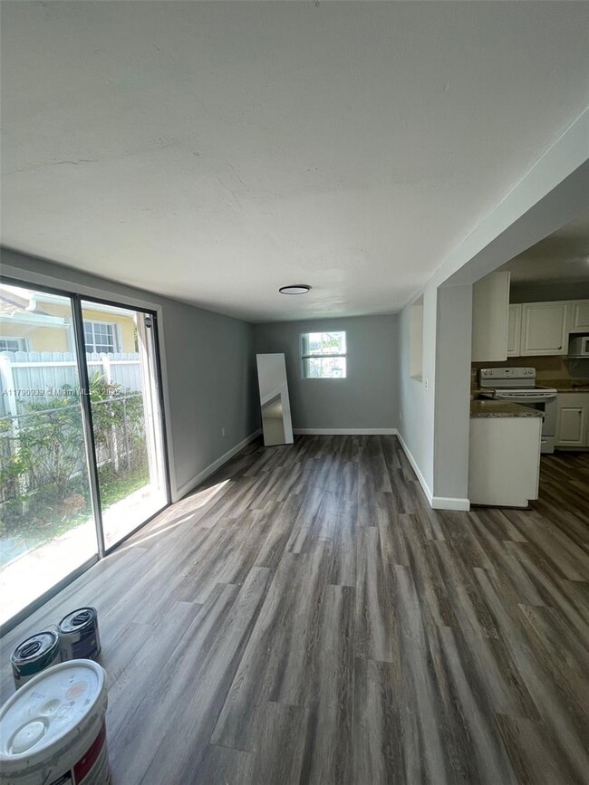 Building Photo - 262 Northwest Dr