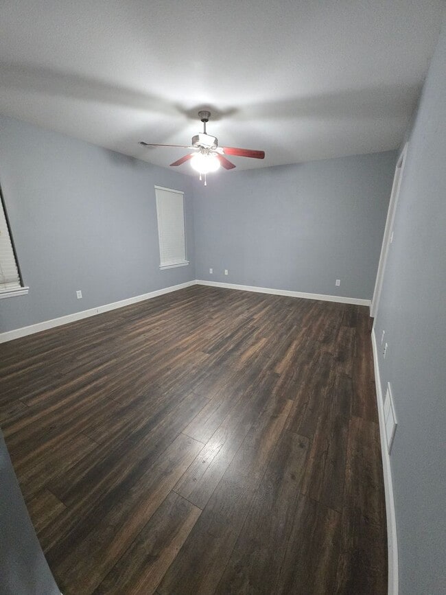 Building Photo - Updated 4 bed 2 bath Town House