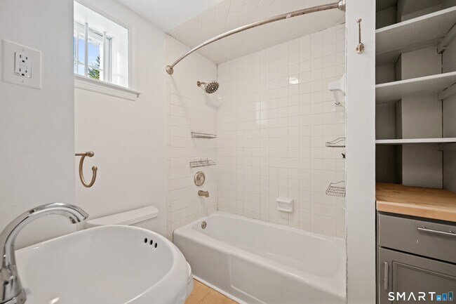 Building Photo - 99 Ramapoo Rd