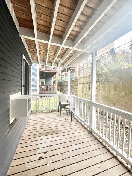 Building Photo - 180 Hillside St