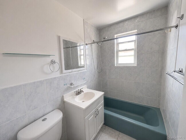 Building Photo - 533 Soundview Ave