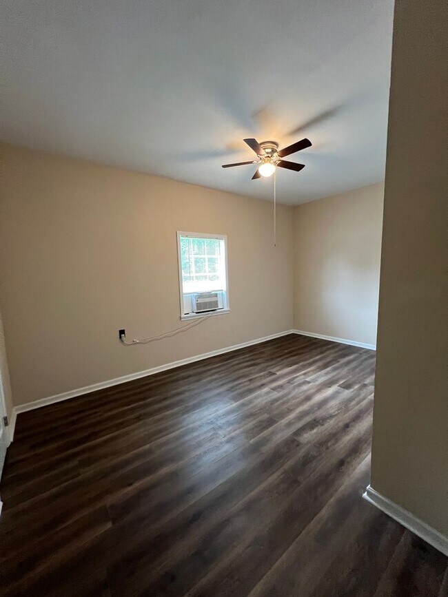 Building Photo - 3 Bedroom, 1 Bath Home