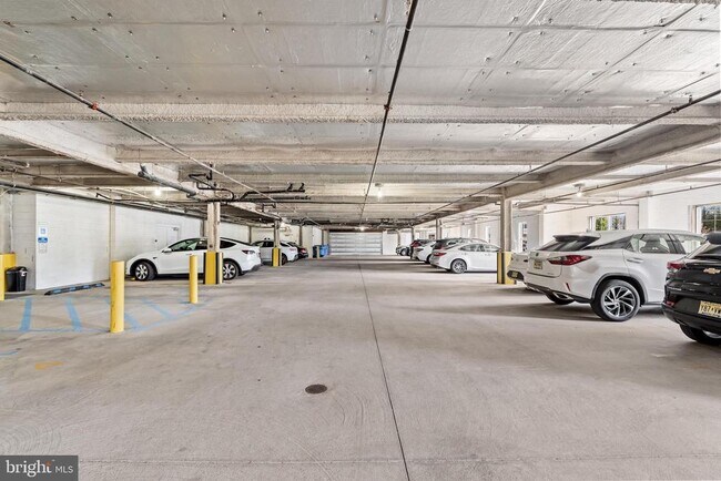 Building Photo - 2022 Crescent Wy