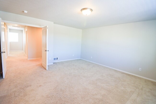 Building Photo - 3/2.5 Home in SE Bend with access to commu...