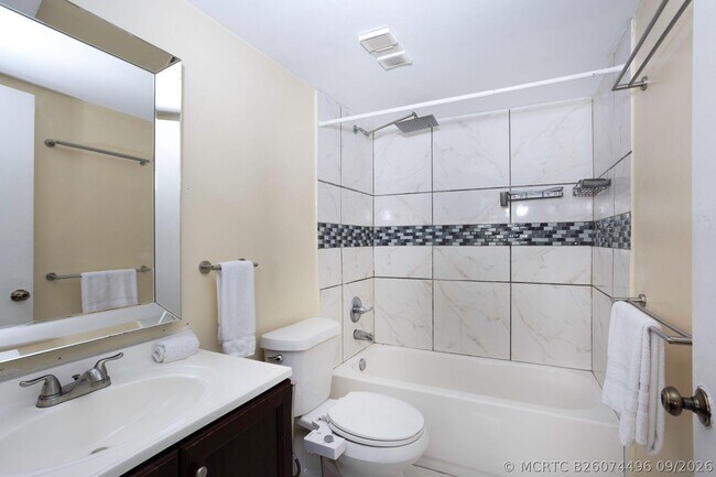 Building Photo - 2825 SW 22nd Ave
