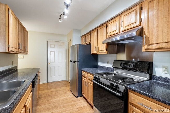 Building Photo - 319 King Peterson Rd