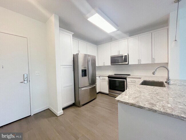 Building Photo - Luxurious Fairfax City 2 bed Condo