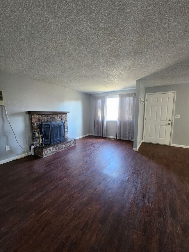 Building Photo - 3 Bedroom Home Excellent Location Near Sch...