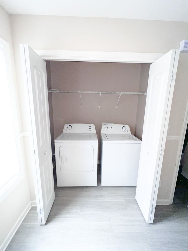Building Photo - 2 Bedroom 1.5 Bath Townhome