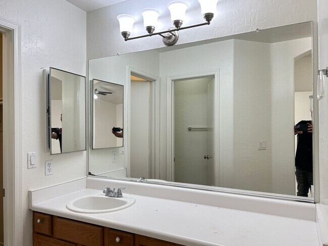 Building Photo - Brand new paint and carpet! 3 Bedroom 2 1/2 Bathroom, Close to Grand Canyon University