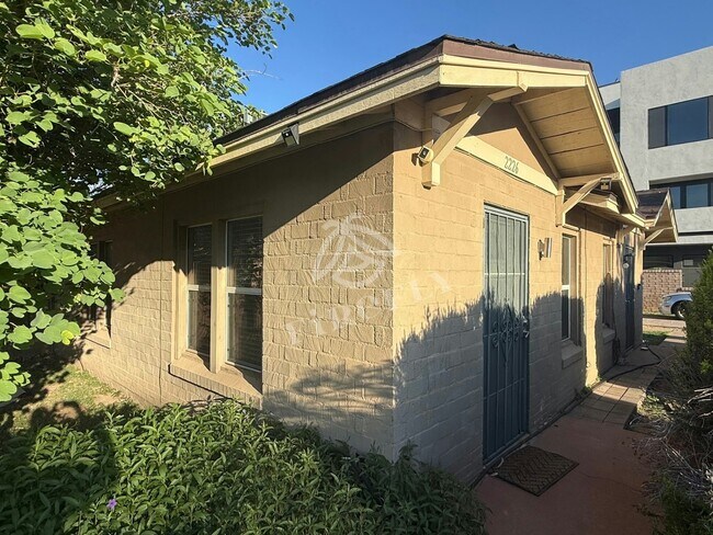 Primary Photo - 2226 N 28th St