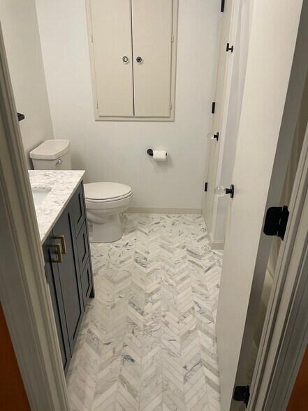 Main Bathroom - 166 Center Rd