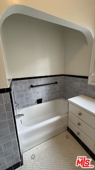 Building Photo - 326 1/2 N Sycamore Ave