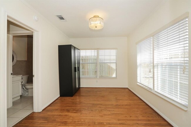 Building Photo - 905 Kern St