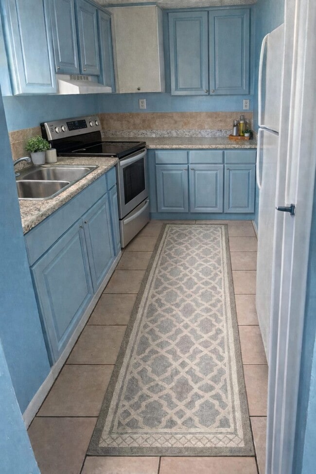 Building Photo - 1013 S Persimmon Ave