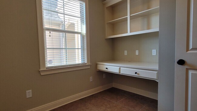 Building Photo - Spacious 3 bedroom plus office in Springlake off Bluebonnet