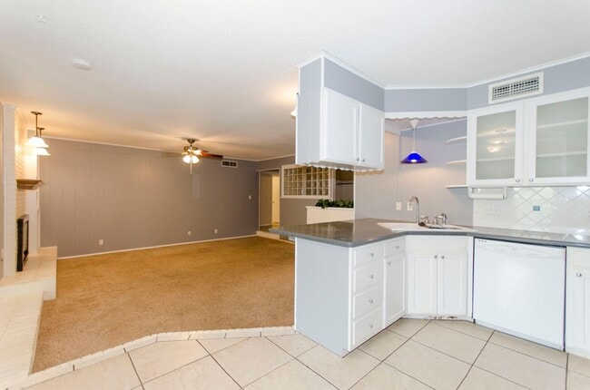 Building Photo - Super cute 3 bedroom, 2 bath home in the s...
