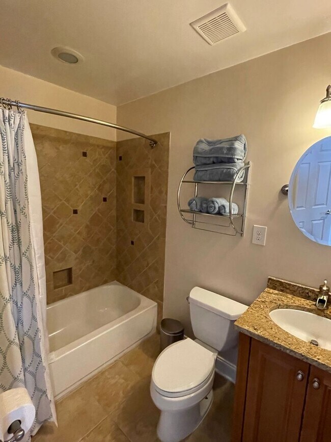 Building Photo - Charming 2 Bedroom/3.5 Bathroom Townhome i...