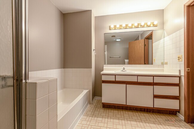 Building Photo - 2847 Heatherwood Dr