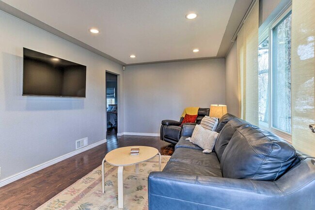 Building Photo - 991 S Bryant St