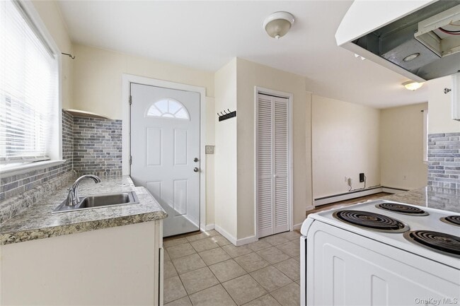 Building Photo - 2420 Bennett Ave