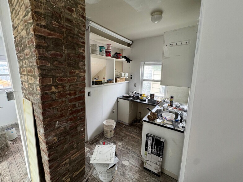 Building Photo - 522 Devon St