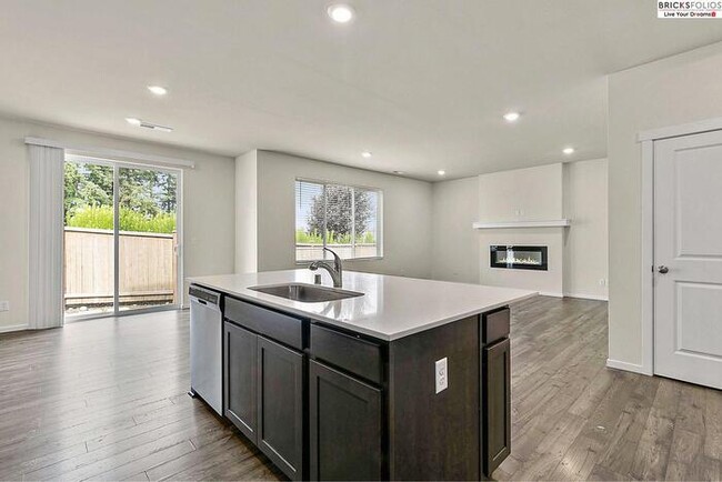 Building Photo - Your Ideal Home in Puyallup Awaits – Peace...