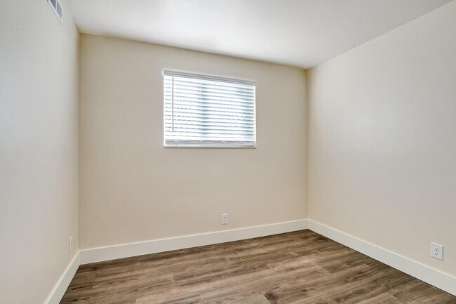 Building Photo - 817 W Heather Ln