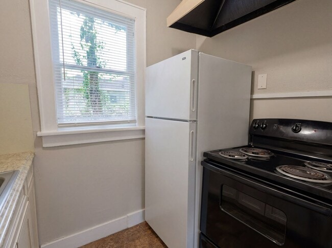Building Photo - Highland - 1 bed 1 Bath - Apartment