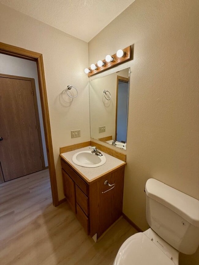 Building Photo - Charming 3 Bed, 1.5 Bath Unit in the Heart...