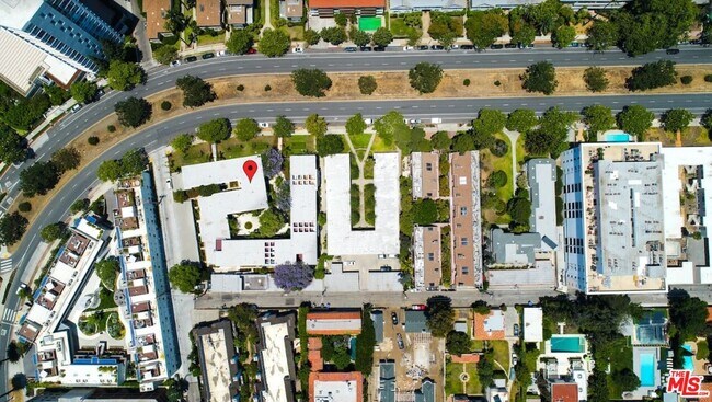 Building Photo - 134 San Vicente Blvd