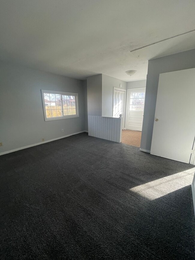 Building Photo - 3 Bedroom Home