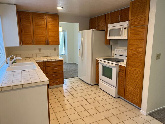 Building Photo - 2 Bedroom 2.5 bath townhouse