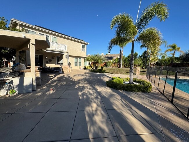 Building Photo - 5 Bedroom Luxury home