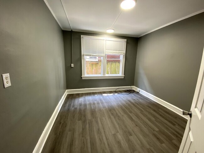 Building Photo - 817 Ferdinand Ave Sw