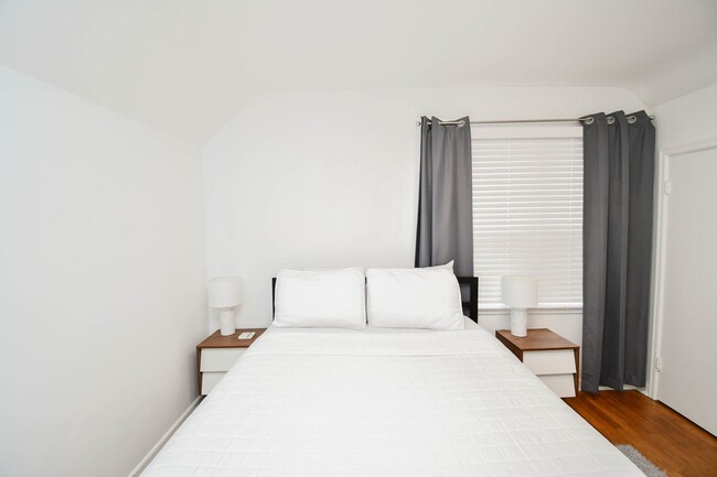 Building Photo - Cozy & Fully Furnished 1-Bedroom Near Sanf...