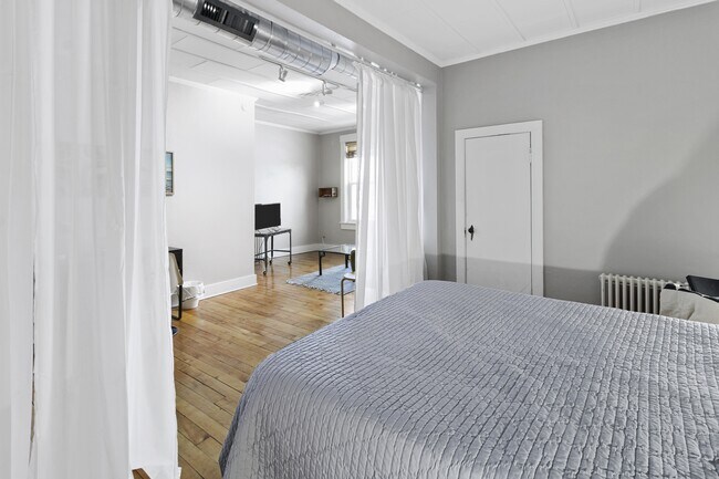 Building Photo - 415 1/2 N Neil St