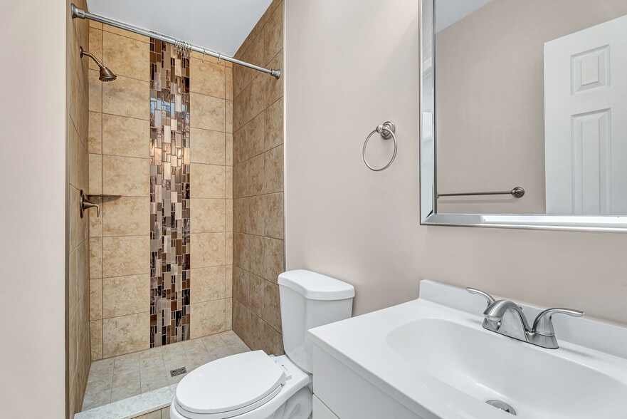 Building Photo - 1921 Bennett Pl NE