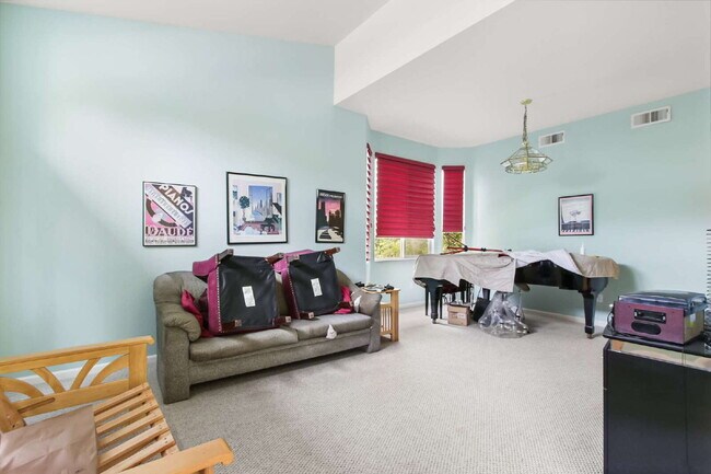 Building Photo - Short term room for rent